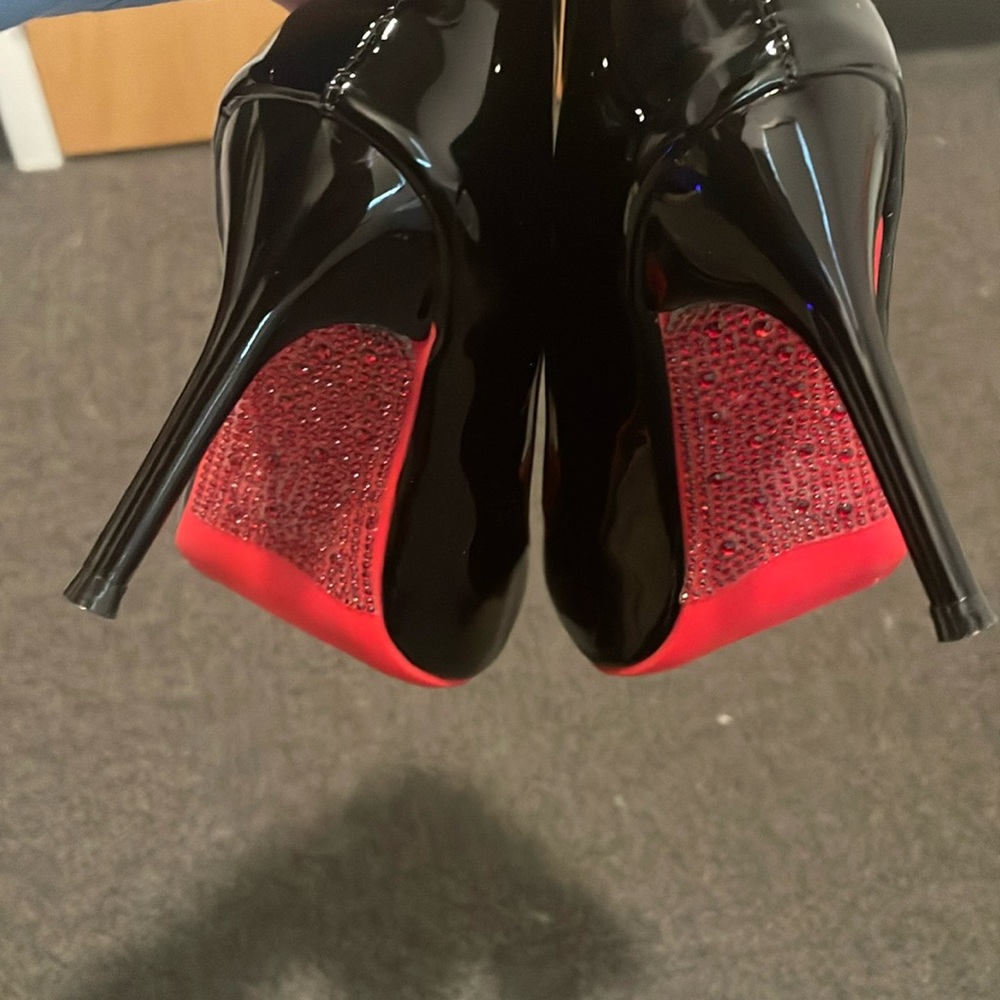 Black heels red sole shiny brand new